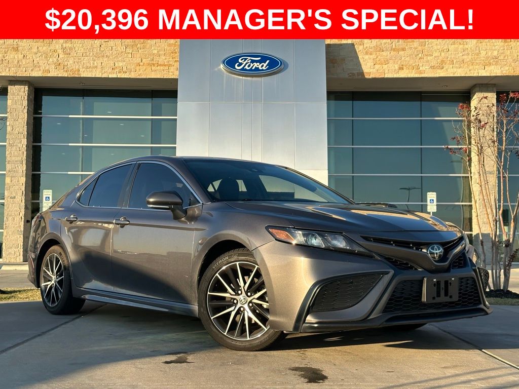 2023 Toyota Camry SE's photo