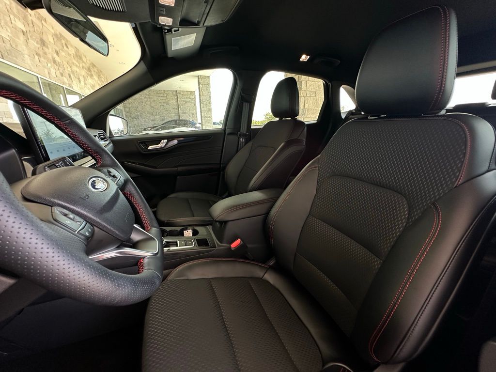 2025 Ford Escape ST-Line photo 4