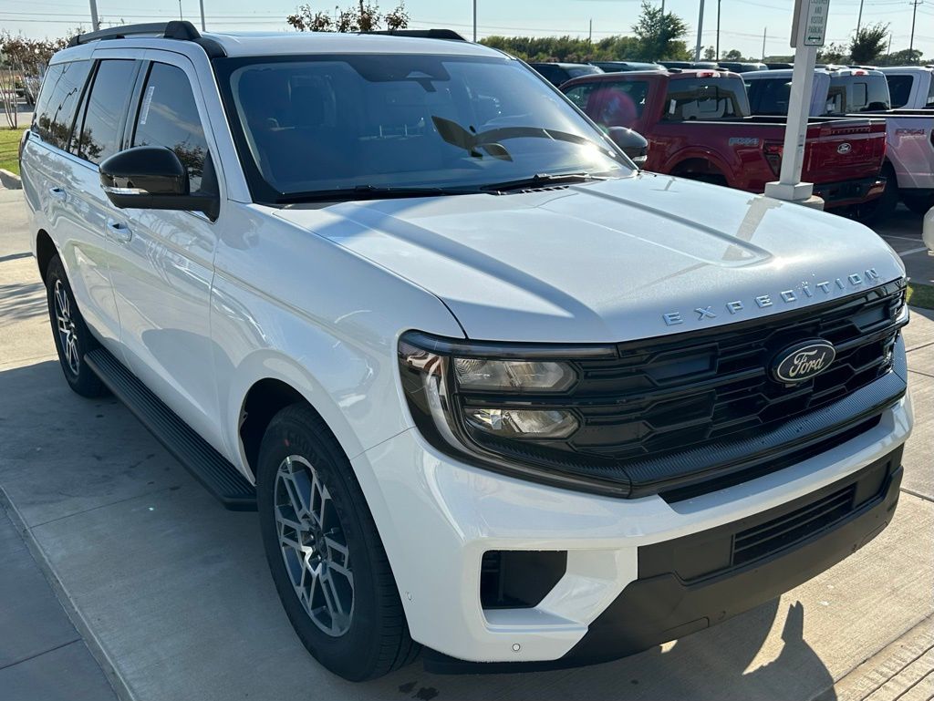 2025 Ford Expedition photo 3