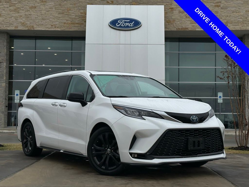 2023 Toyota Sienna XSE's photo