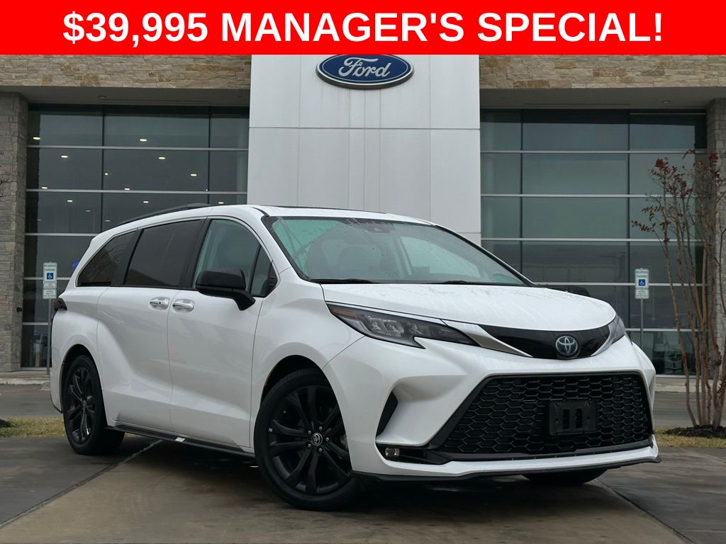 2023 Toyota Sienna XSE's photo