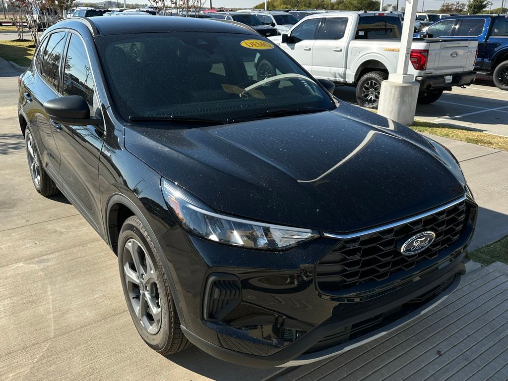 2025 Ford Escape ST-Line photo 2