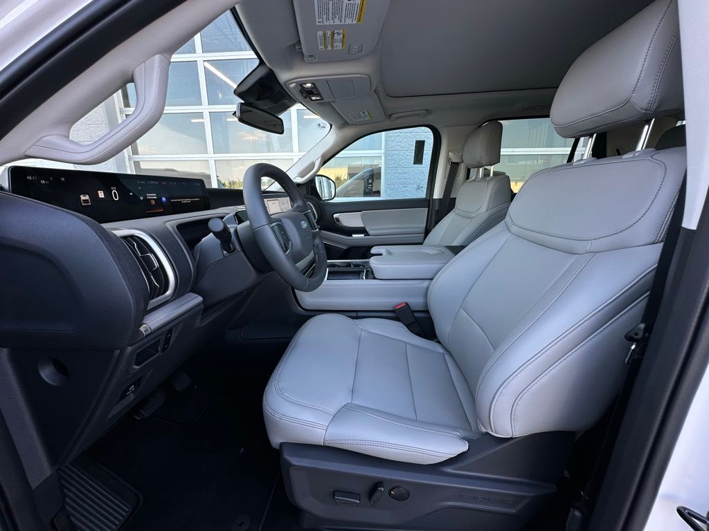 2025 Ford Expedition photo 4