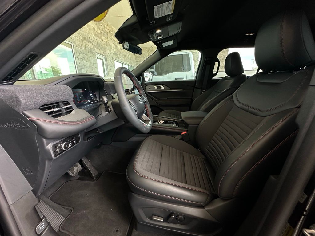 2025 Ford Explorer ST-Line photo 2