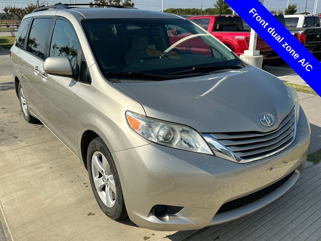 2017 Toyota Sienna LE photo 3