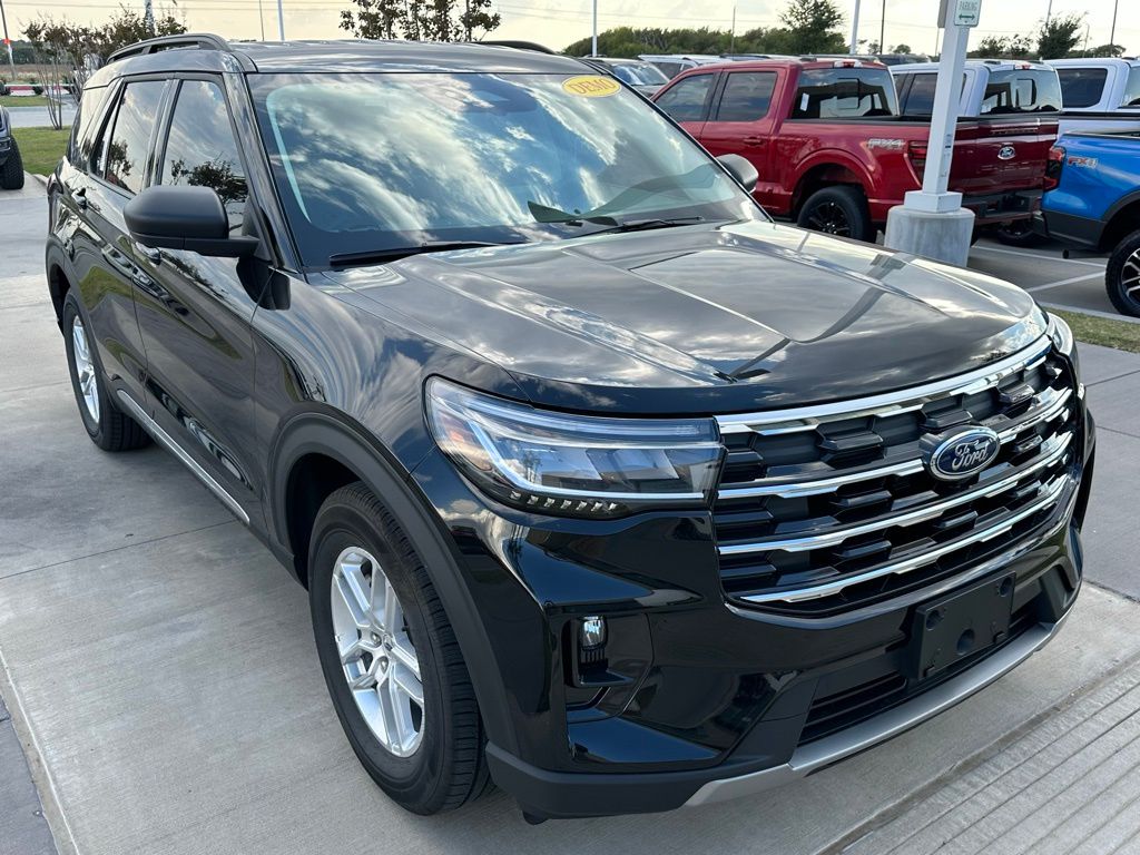 2025 Ford Explorer photo 3