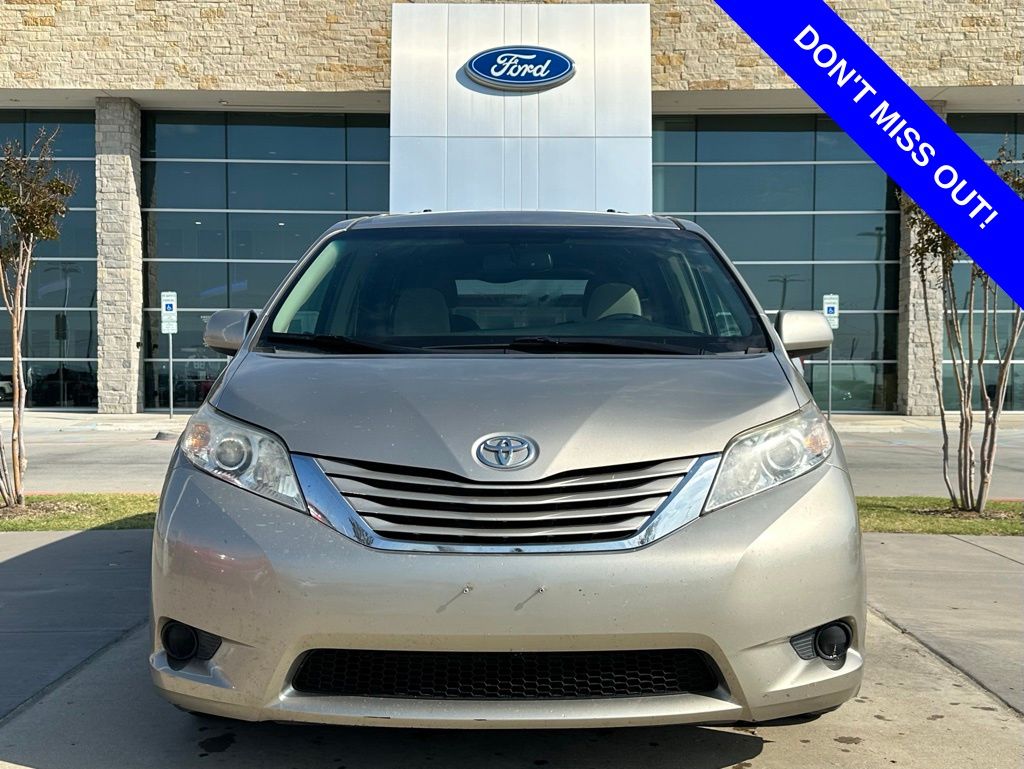 2017 Toyota Sienna LE photo 2