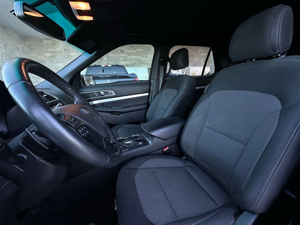 2017 Ford Explorer XLT photo 4