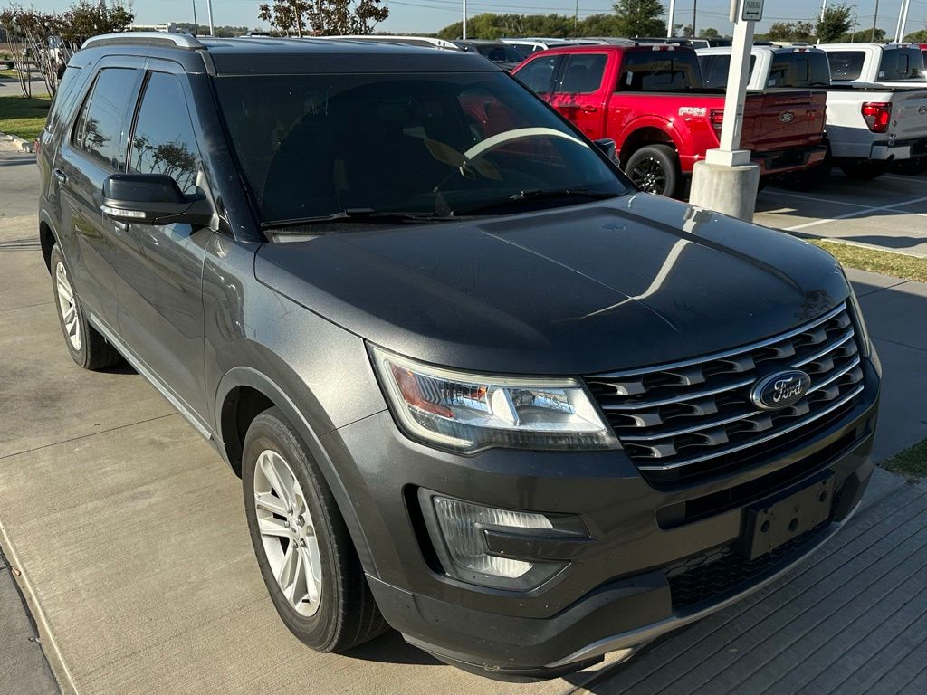 2017 Ford Explorer XLT photo 3