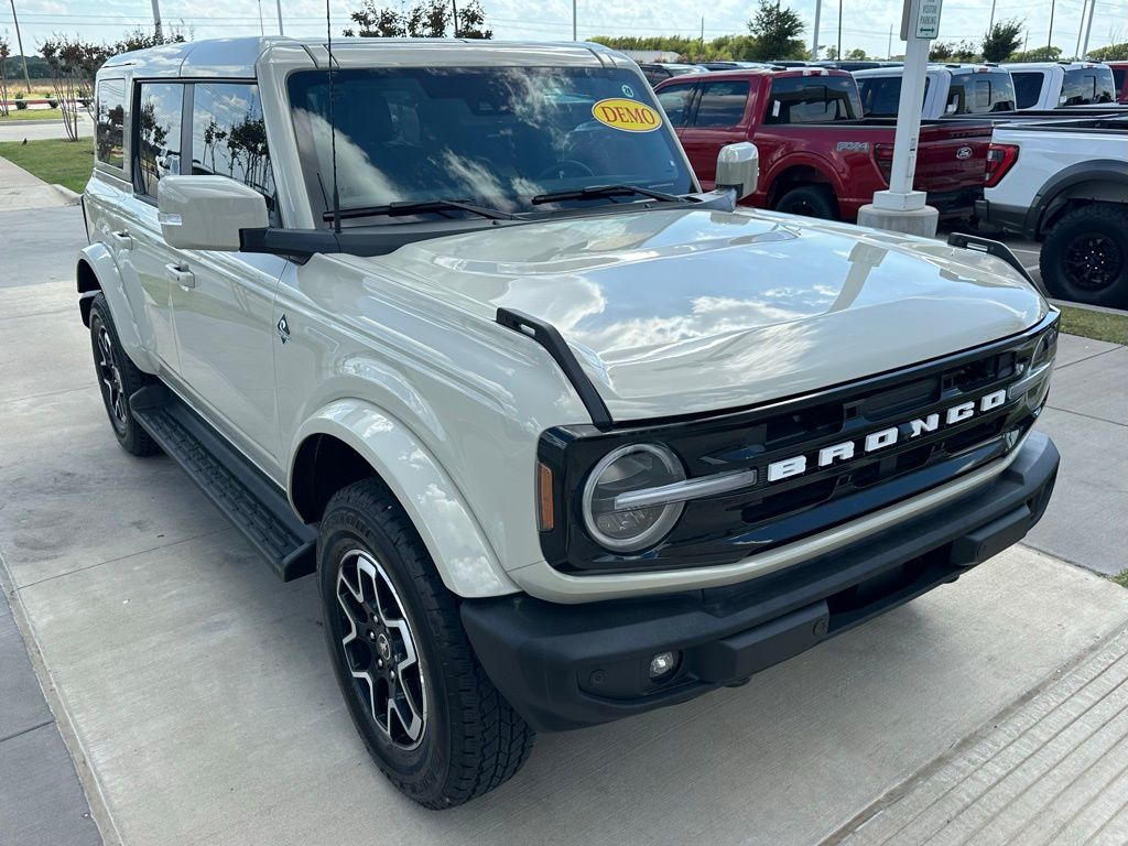 2025 Ford Bronco Outer Banks photo 3