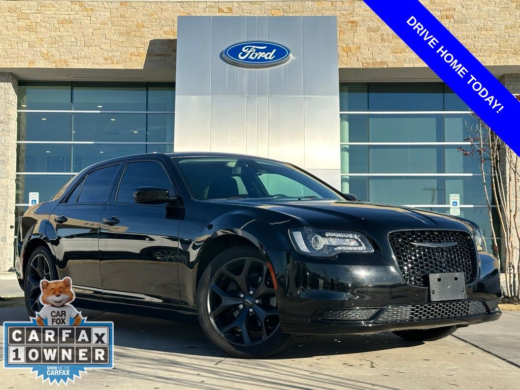 2020 Chrysler 300 Touring's photo