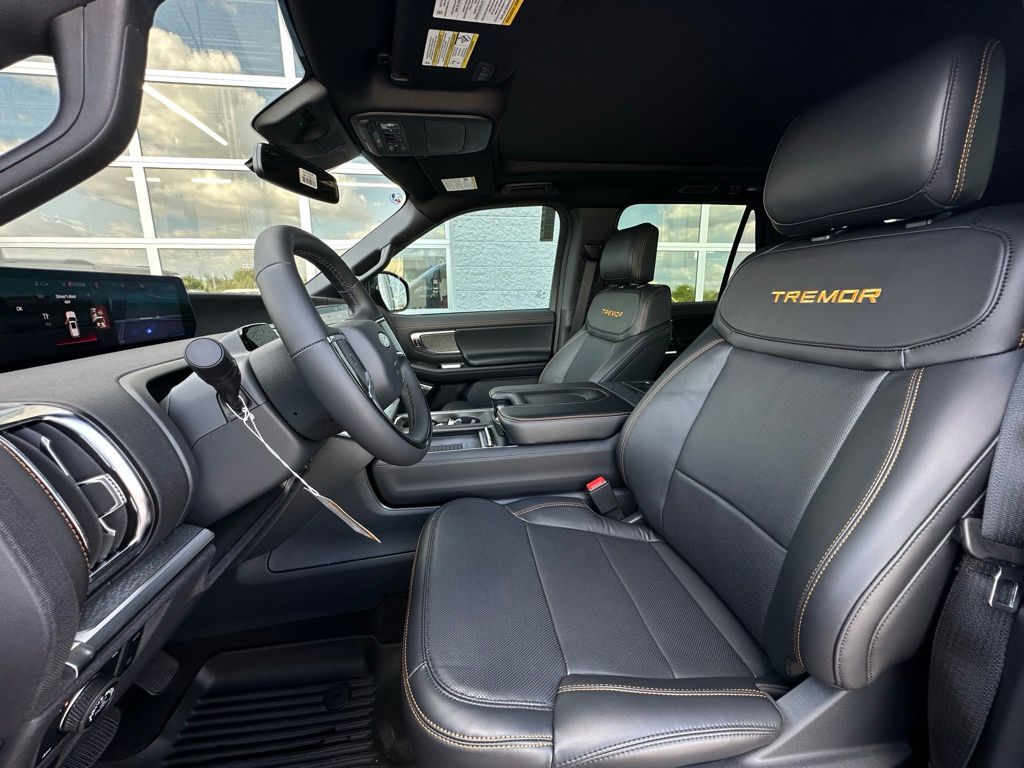 2025 Ford Expedition photo 4
