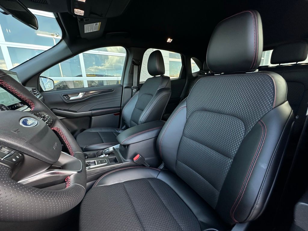 2025 Ford Escape ST-Line photo 4
