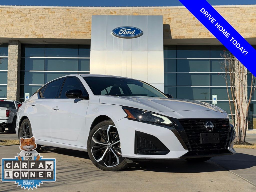 2023 Nissan Altima SR's photo