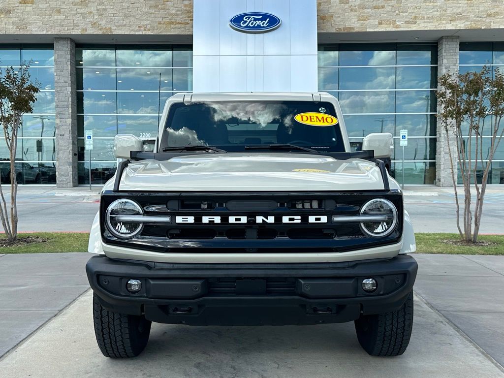 2025 Ford Bronco Outer Banks photo 2