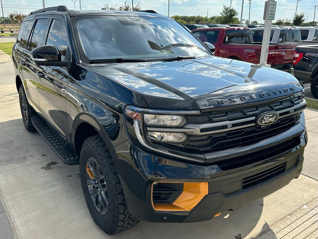 2025 Ford Expedition photo 3
