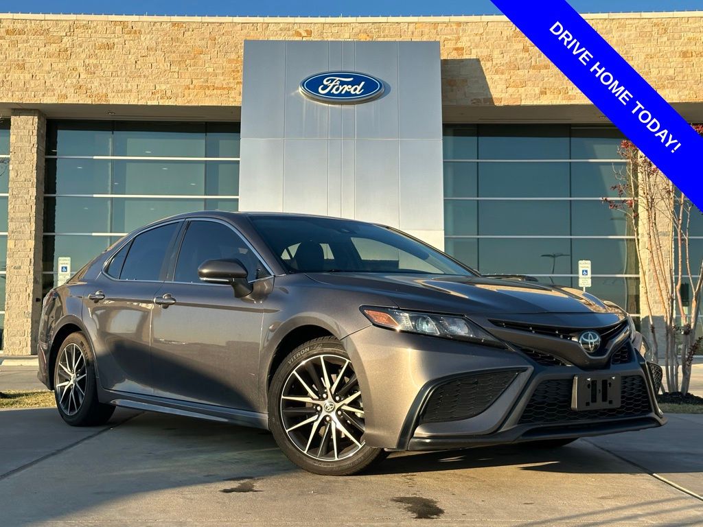 2023 Toyota Camry SE's photo