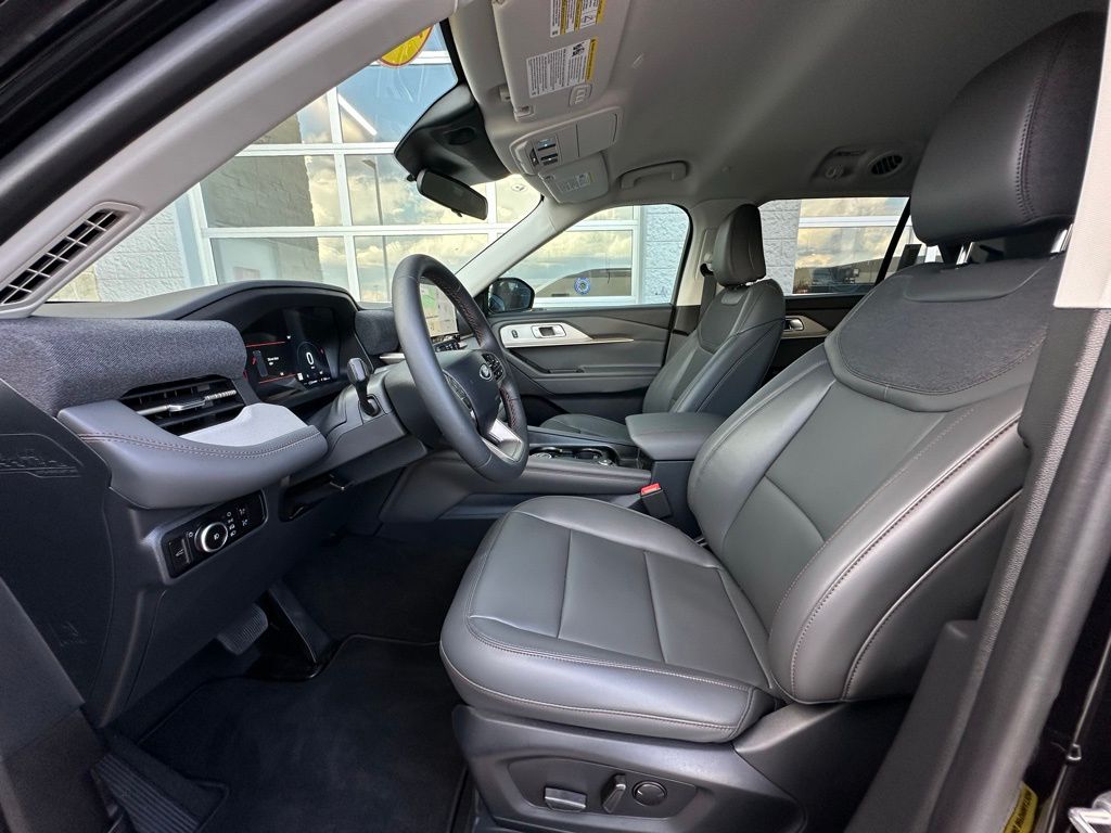 2025 Ford Explorer photo 4