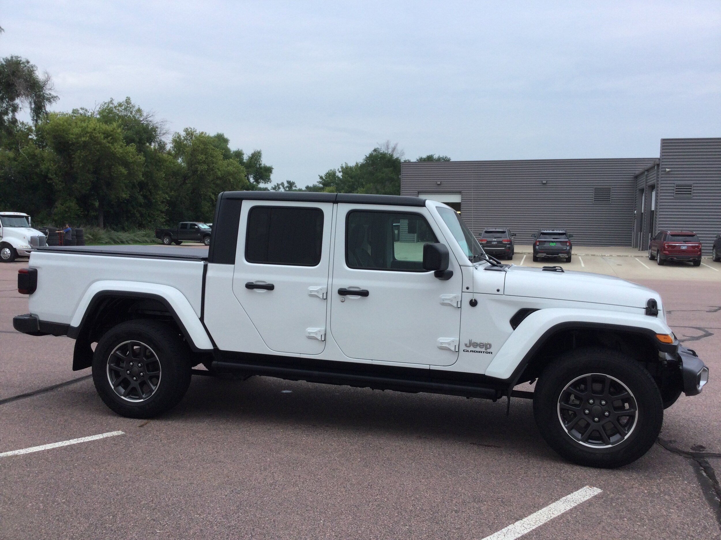 2020 Jeep Gladiator Overland photo 3