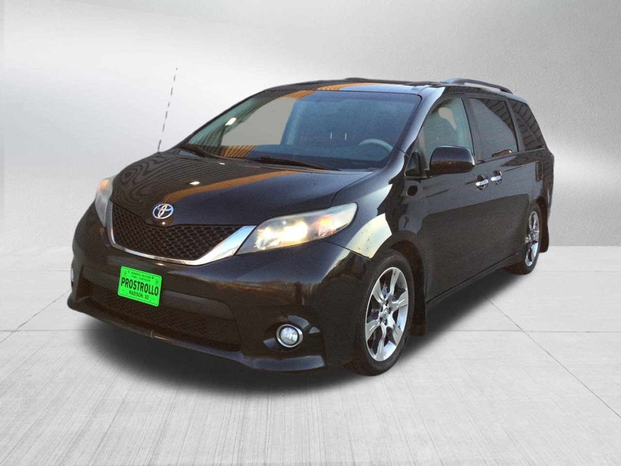 Used 2013 Toyota Sienna SE with VIN 5TDXK3DC9DS293124 for sale in Madison, SD