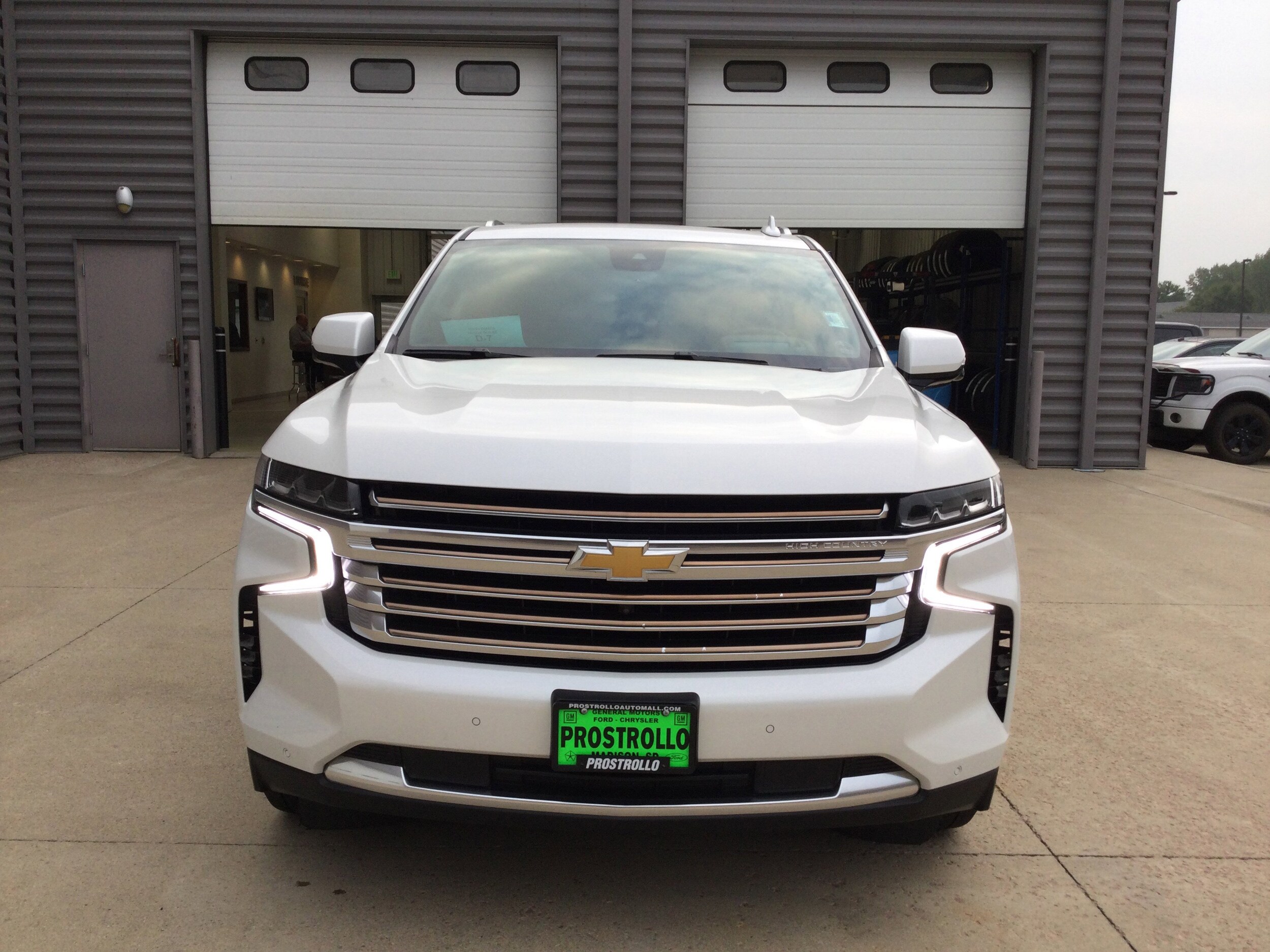 2023 Chevrolet Suburban High Country photo 3
