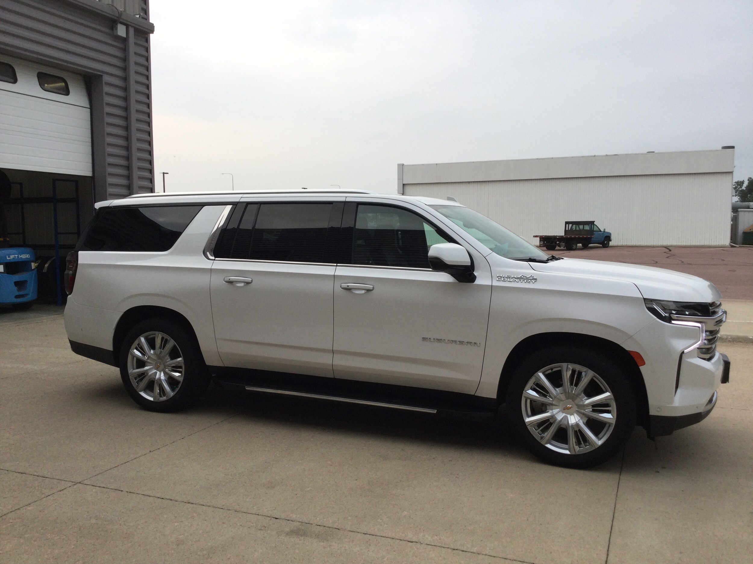 2023 Chevrolet Suburban High Country photo 4