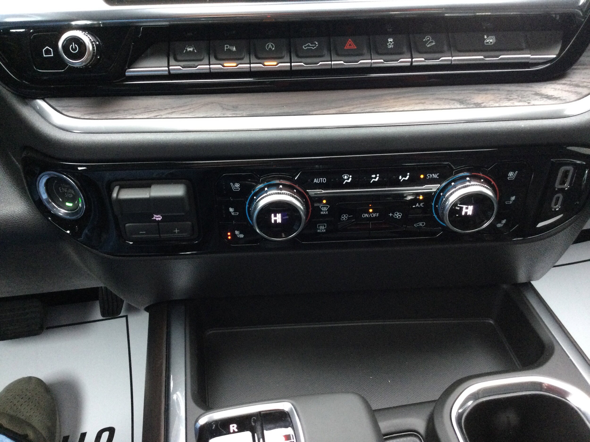 2026 GMC Sierra 1500 SLT - Photo 14