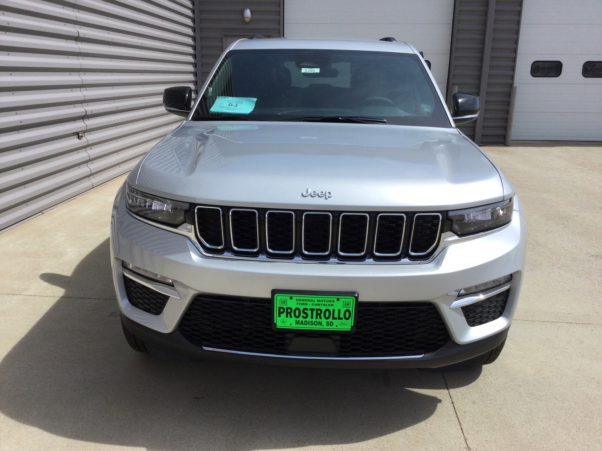 2025 Jeep Grand Cherokee Limited photo 3