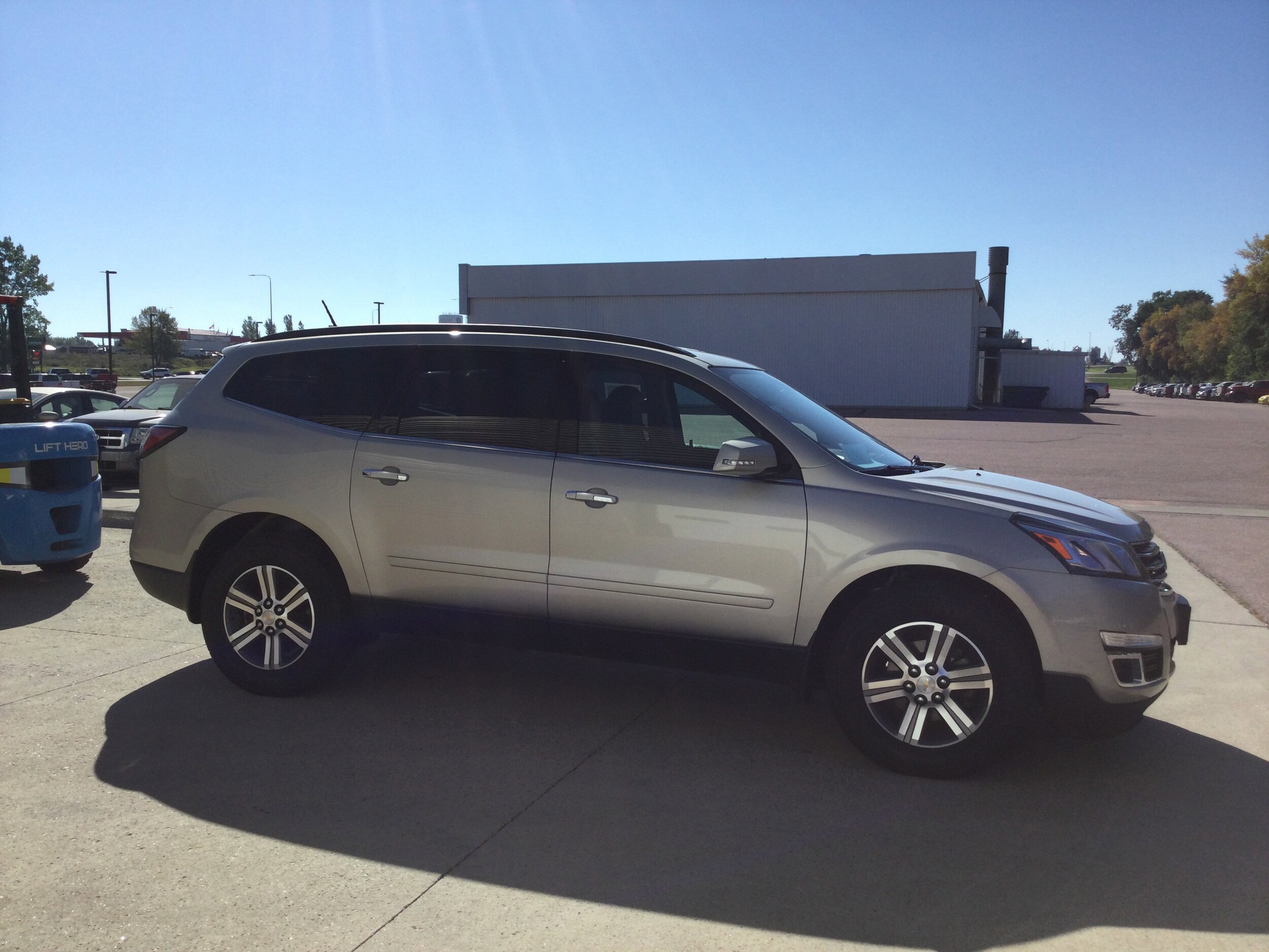 2017 Chevrolet Traverse 2LT photo 3