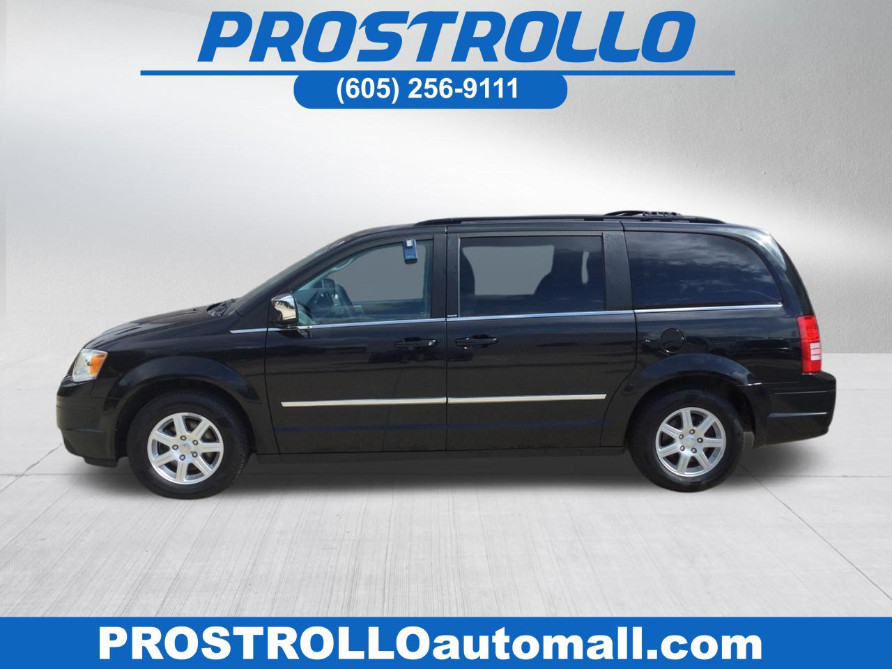 2010 Chrysler Town & Country Touring's photo