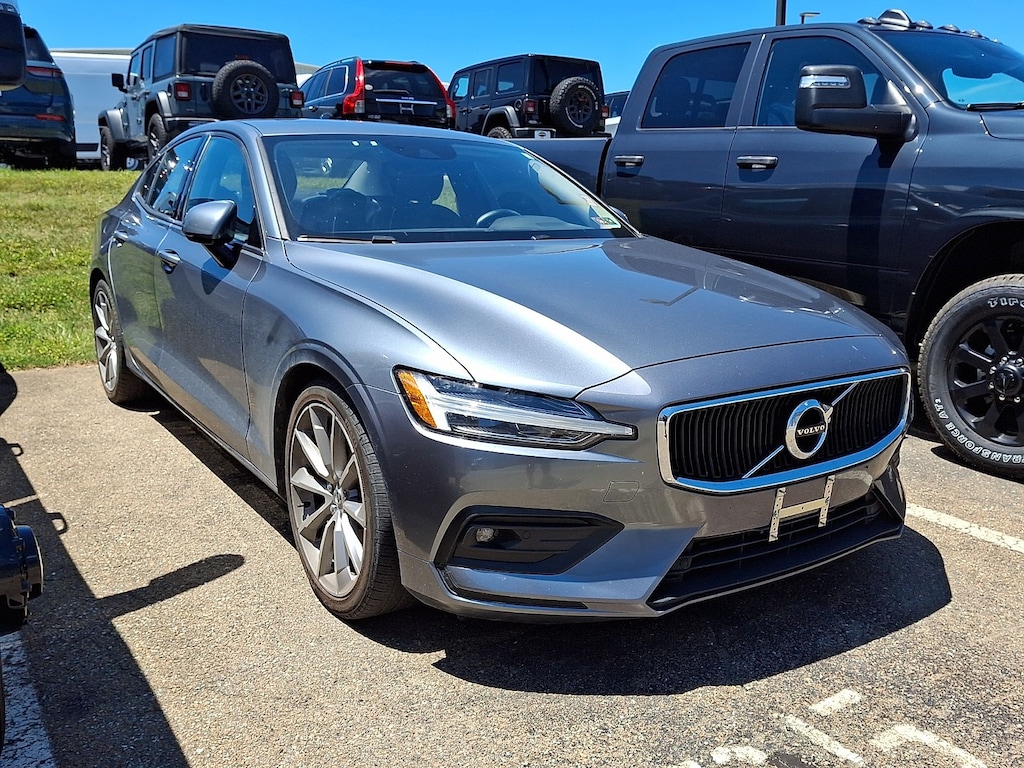 Used 2021 Volvo S60 T6 Momentum Sedan