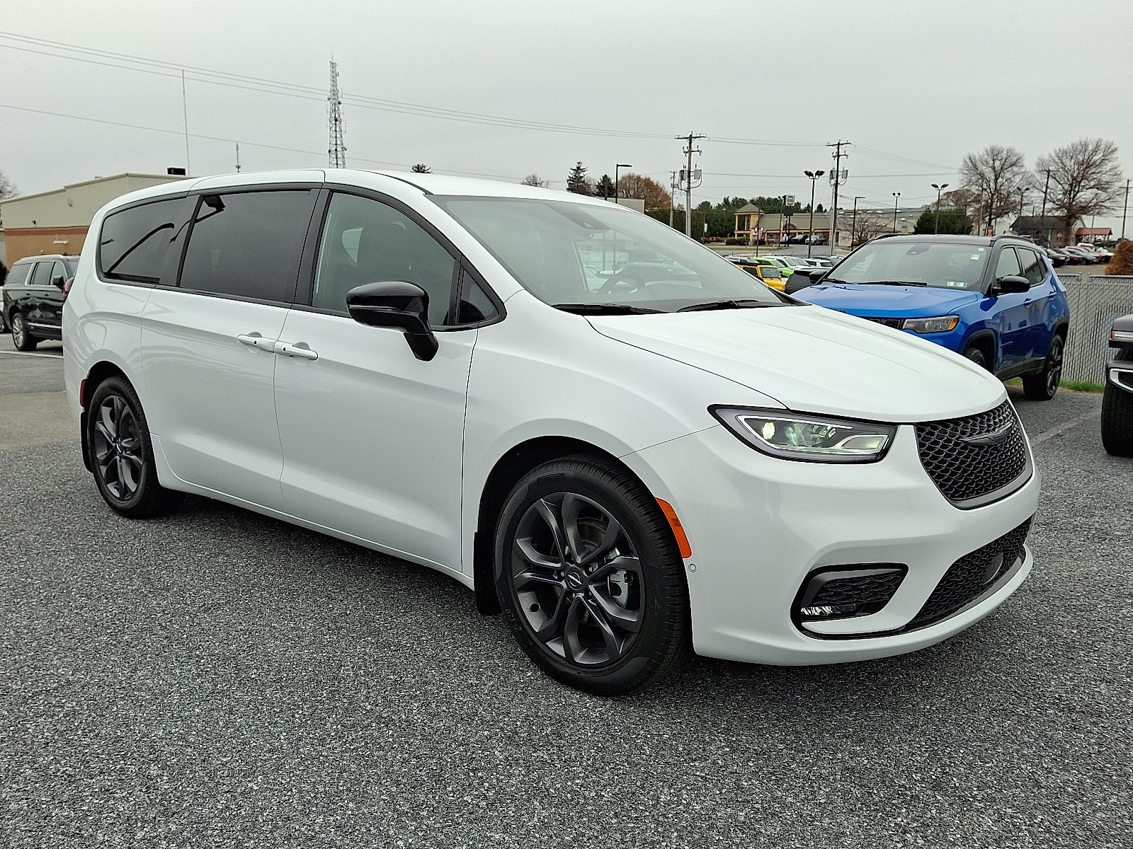 2026 Chrysler Pacifica Select's photo