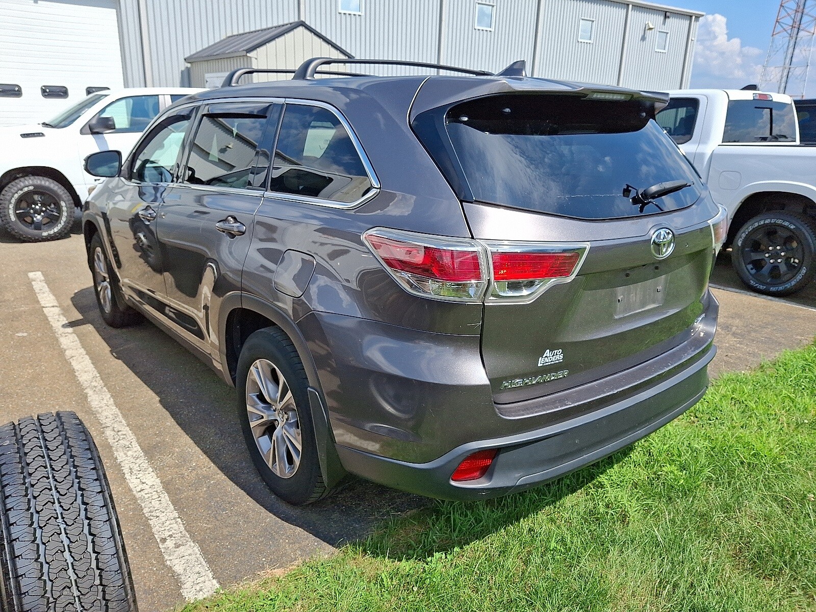 2016 Toyota Highlander LE Plus photo 3