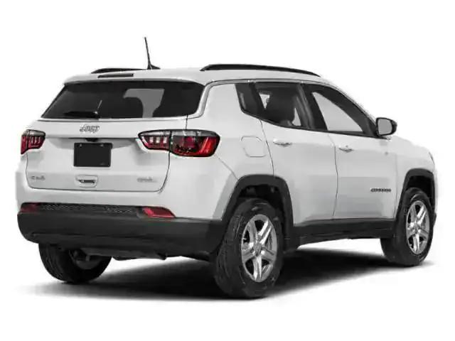 2025 Jeep Compass Latitude photo 3