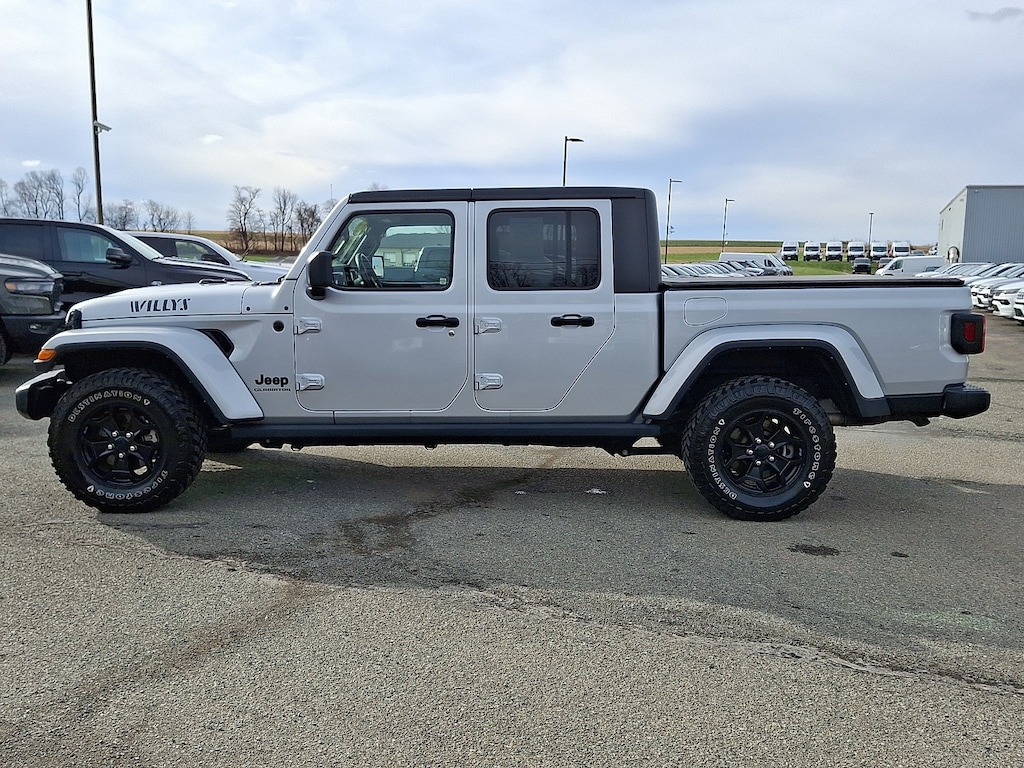 Used 2022 Jeep Gladiator Willys 4x4 Crew Cab
