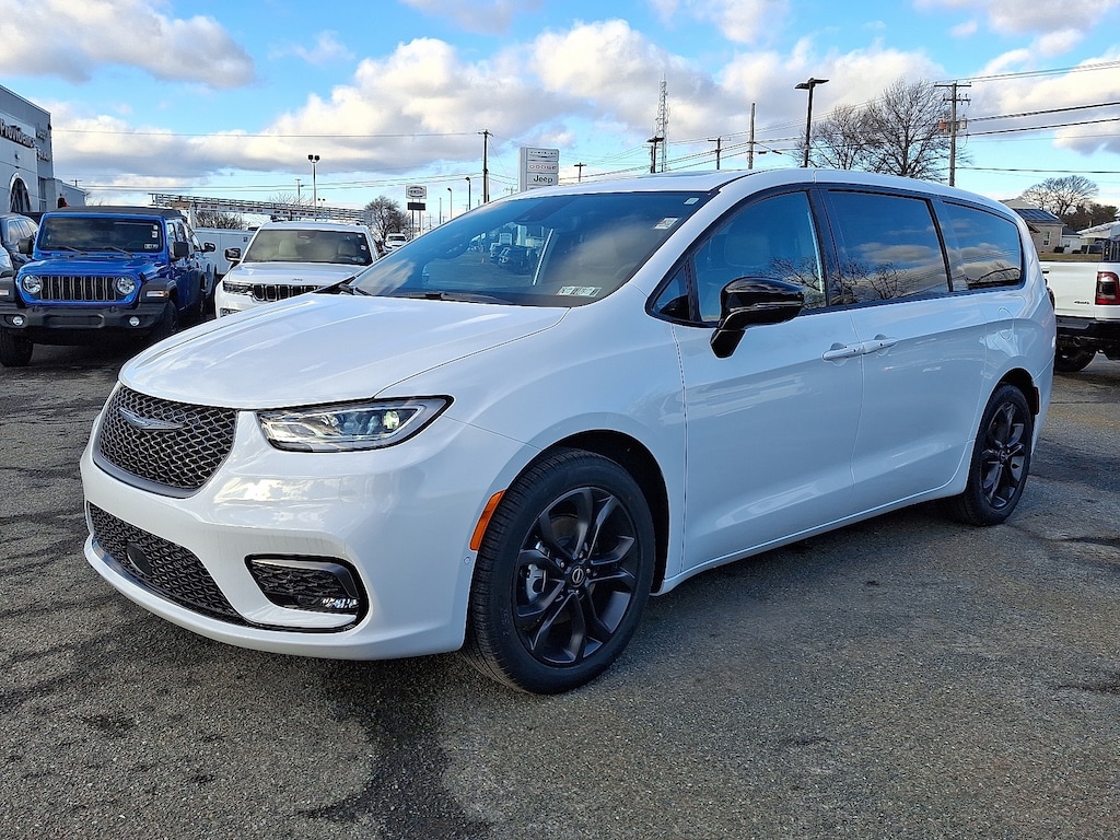 New 2026 Chrysler Pacifica Select Passenger Van