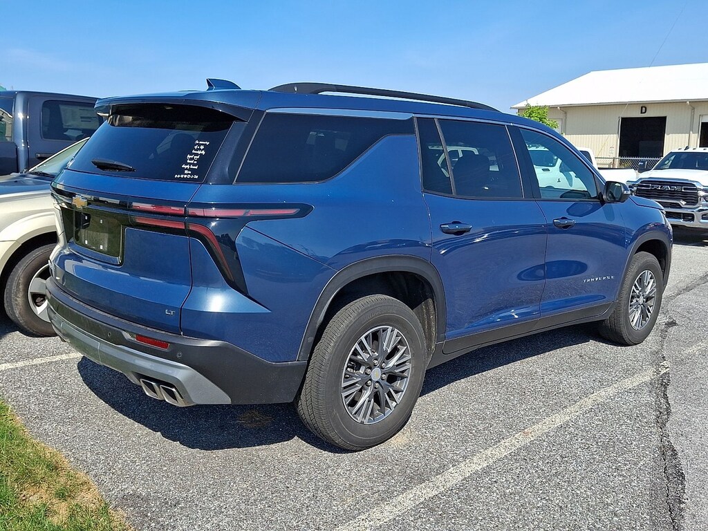 Used 2024 Chevrolet Traverse FWD LT Sport Utility