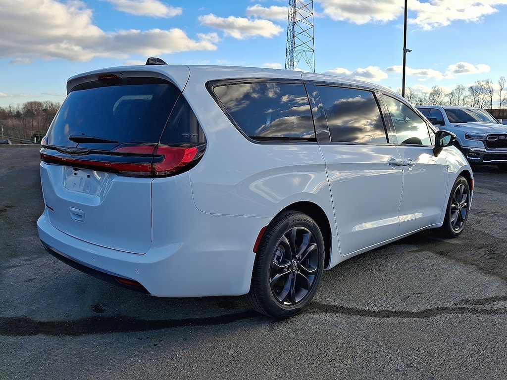 New 2026 Chrysler Pacifica Select Passenger Van