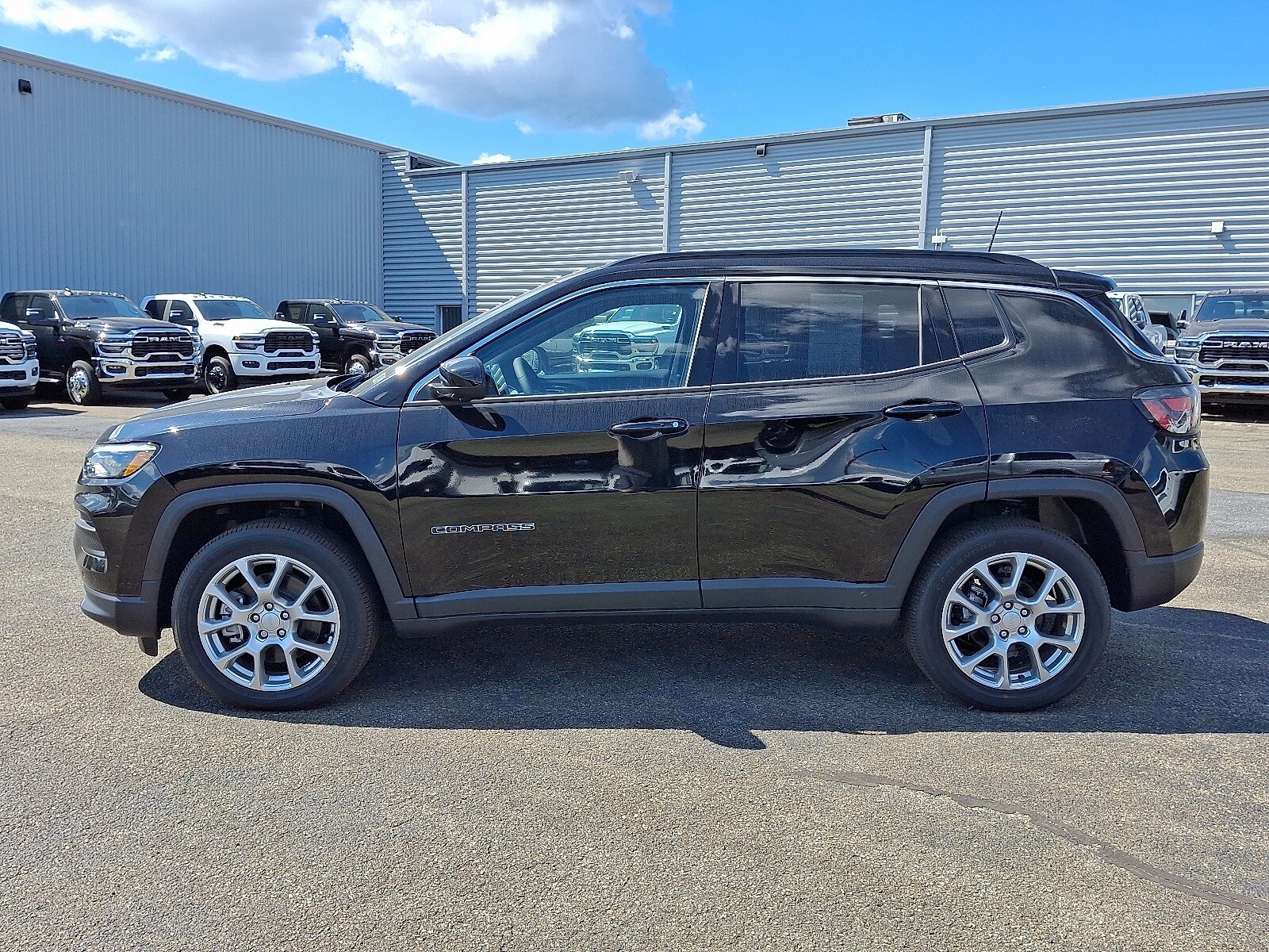 2024 Jeep Compass Latitude Lux photo 3