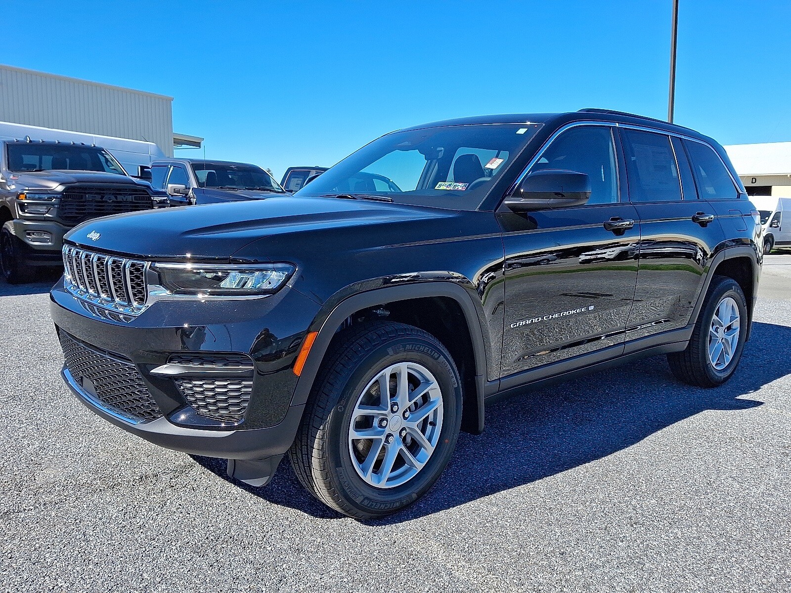 2025 Jeep Grand Cherokee Laredo photo 2