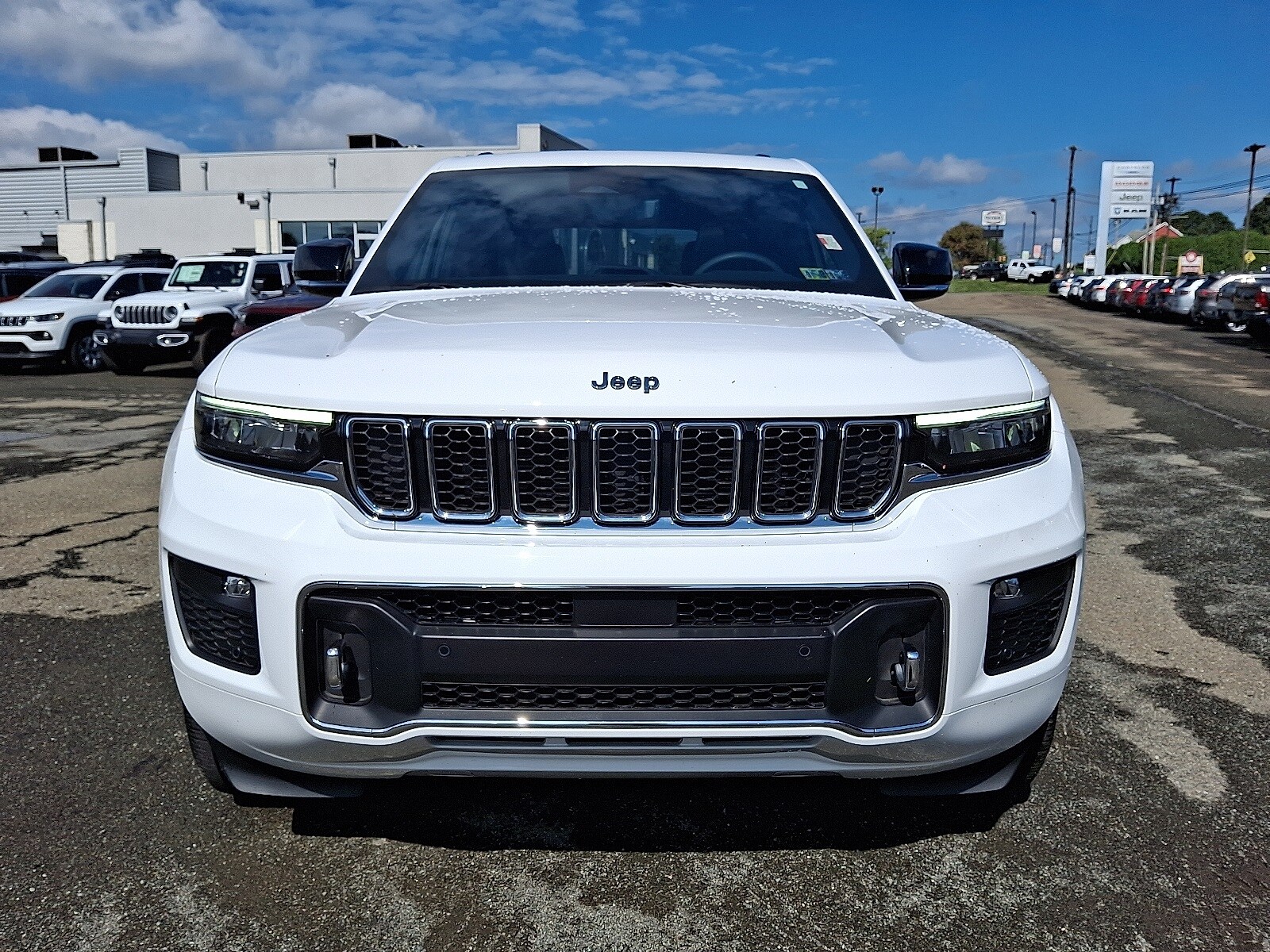 2023 Jeep Grand Cherokee Overland photo 2