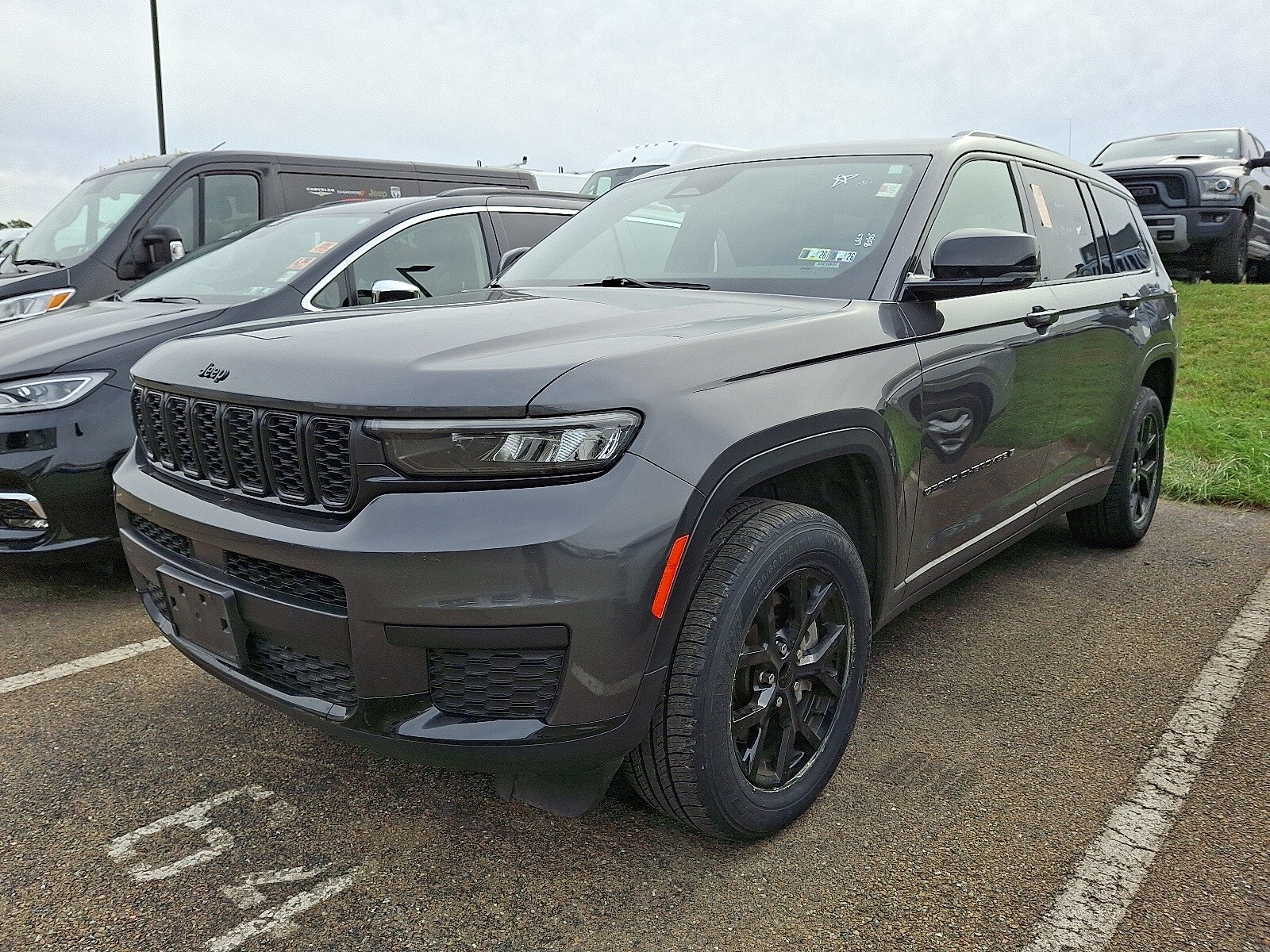 2024 Jeep Grand Cherokee Altitude photo 2