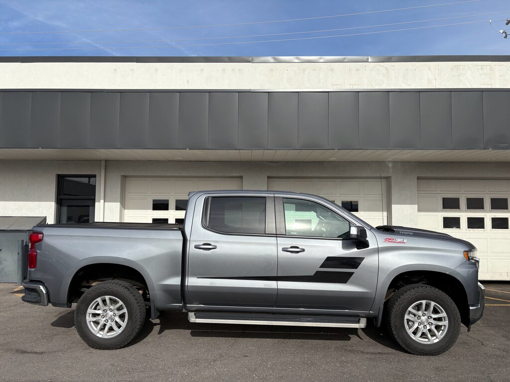2022 Chevrolet Silverado 1500 LT photo 3