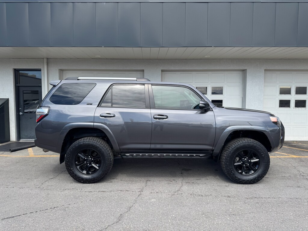 2022 Toyota 4Runner SR5 Premium photo 2