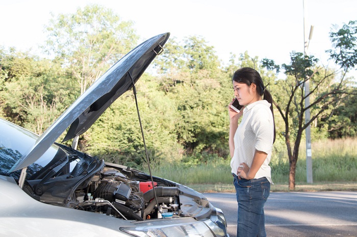 Person calling GMC service to help with a broken down car