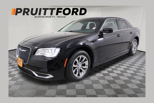 2019 Chrysler 300 Touring's photo