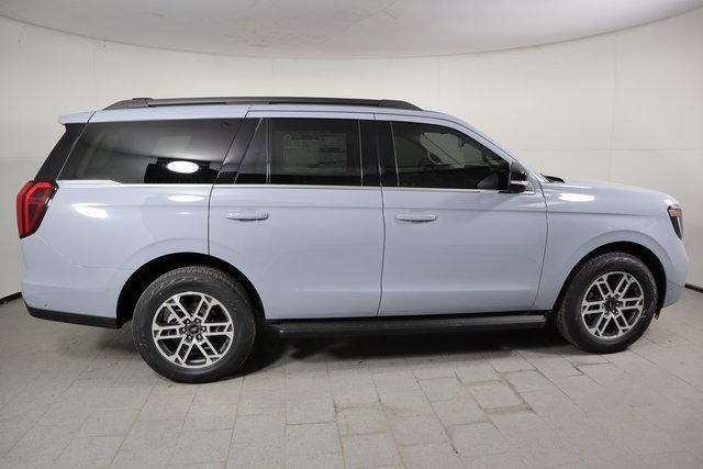 2025 Ford Expedition photo 2