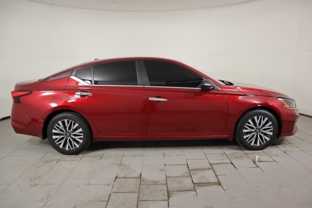 Used 2024 Nissan Altima 2.5 SV Sedan