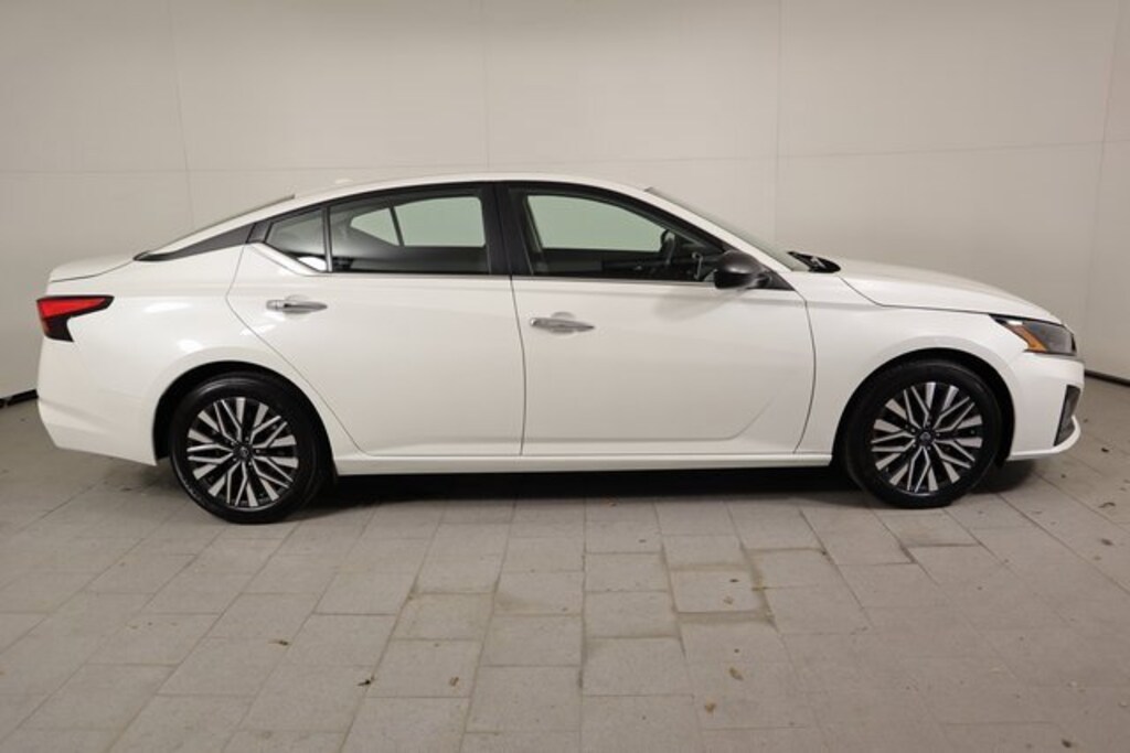 Used 2024 Nissan Altima 2.5 SV Sedan