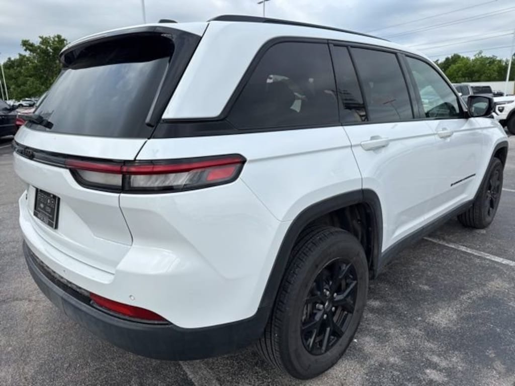 Used 2025 Jeep Grand Cherokee Altitude SUV